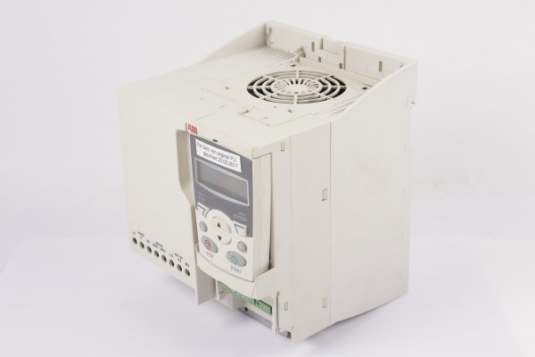 ABB Frequenzumrichter ACS350-03U-12A5-4 Software Version 5.040 gebraucht